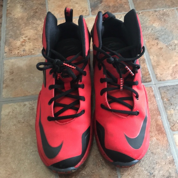 lebron james boys basketball shoes